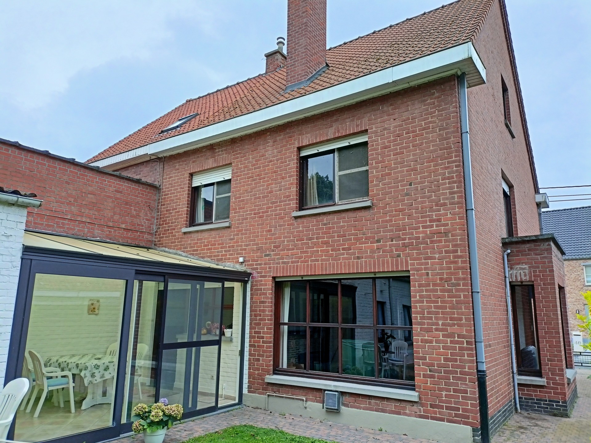 Roeselare: huis met tuintje en verandda